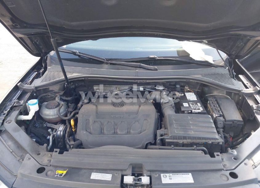 Photo 10 of 2019 Volkswagen Tiguan 2.0T SE/2.0T SEL/2.0T SEL R-LINE/2.0T SEL R-LINE BLACK (VIN 3VV3B7AX2KM136935)