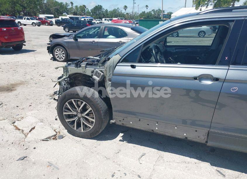 Photo 21 of 2019 Volkswagen Tiguan 2.0T SE/2.0T SEL/2.0T SEL R-LINE/2.0T SEL R-LINE BLACK (VIN 3VV3B7AX2KM147949)