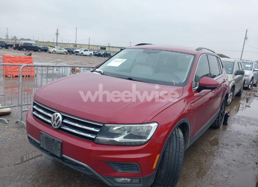 Photo 2 of 2018 Volkswagen Tiguan (VIN 3VV3B7AX3JM020755)