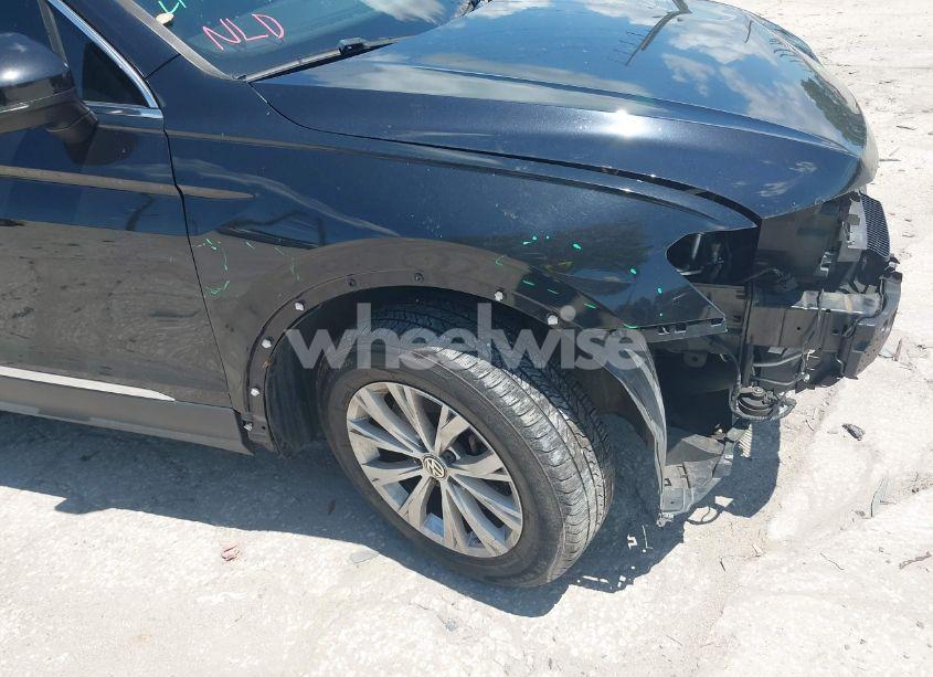 Photo 14 of 2018 Volkswagen Tiguan 2.0T SE/2.0T SEL (VIN 3VV3B7AX3JM126154)