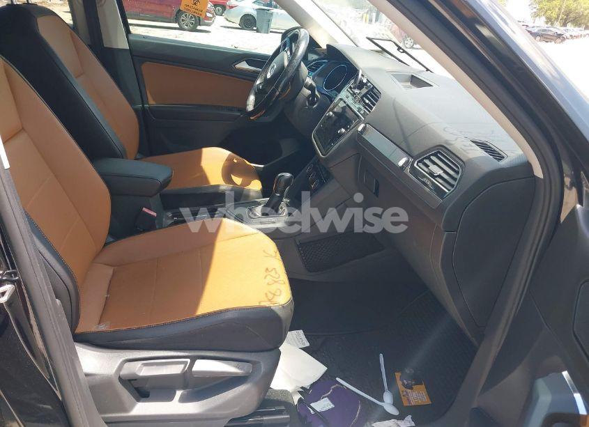 Photo 5 of 2018 Volkswagen Tiguan 2.0T SE/2.0T SEL (VIN 3VV3B7AX3JM126154)