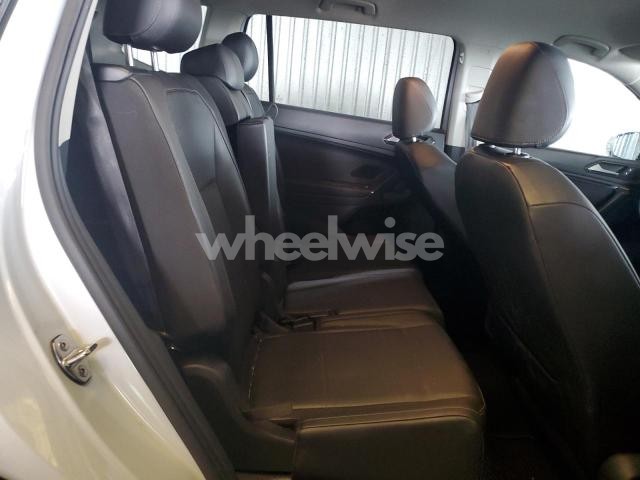 2018 VOLKSWAGEN TIGUAN SE (VIN 3VV3B7AX3JM214153) main photo