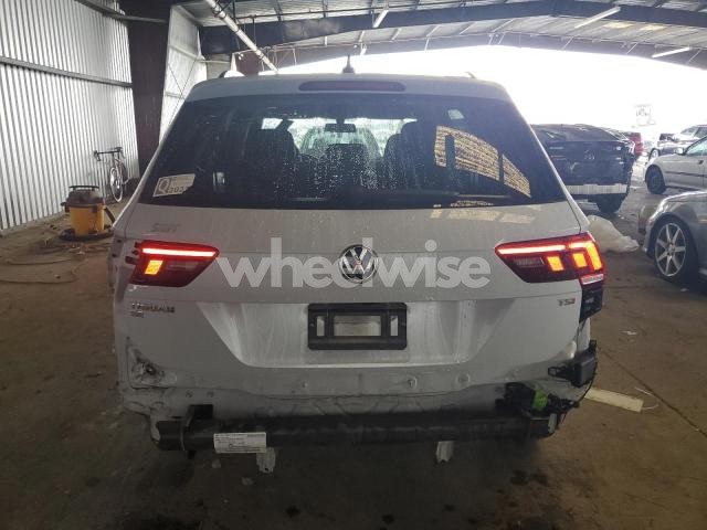 Photo 2 of 2018 VOLKSWAGEN TIGUAN SE (VIN 3VV3B7AX3JM214153)