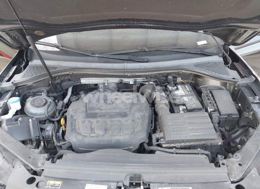 Photo 10 of 2019 Volkswagen Tiguan 2.0T SE/2.0T SEL/2.0T SEL R-LINE/2.0T SEL R-LINE BLACK (VIN 3VV3B7AX3KM085266)