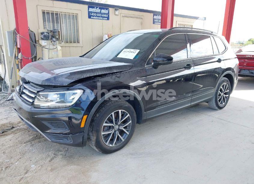 Photo 2 of 2019 Volkswagen Tiguan 2.0T SE/2.0T SEL/2.0T SEL R-LINE/2.0T SEL R-LINE BLACK (VIN 3VV3B7AX3KM085266)