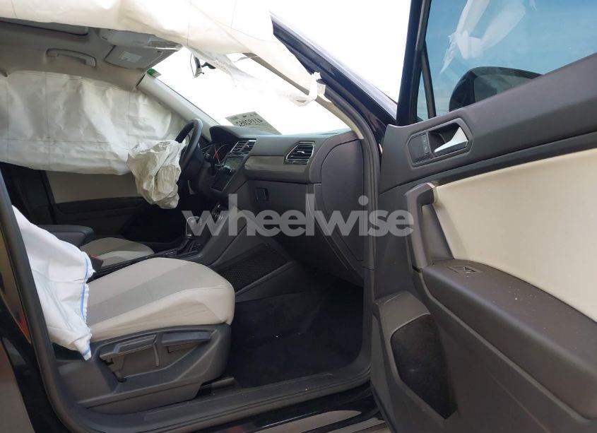 Photo 5 of 2019 Volkswagen Tiguan 2.0T SE/2.0T SEL/2.0T SEL R-LINE/2.0T SEL R-LINE BLACK (VIN 3VV3B7AX3KM085266)