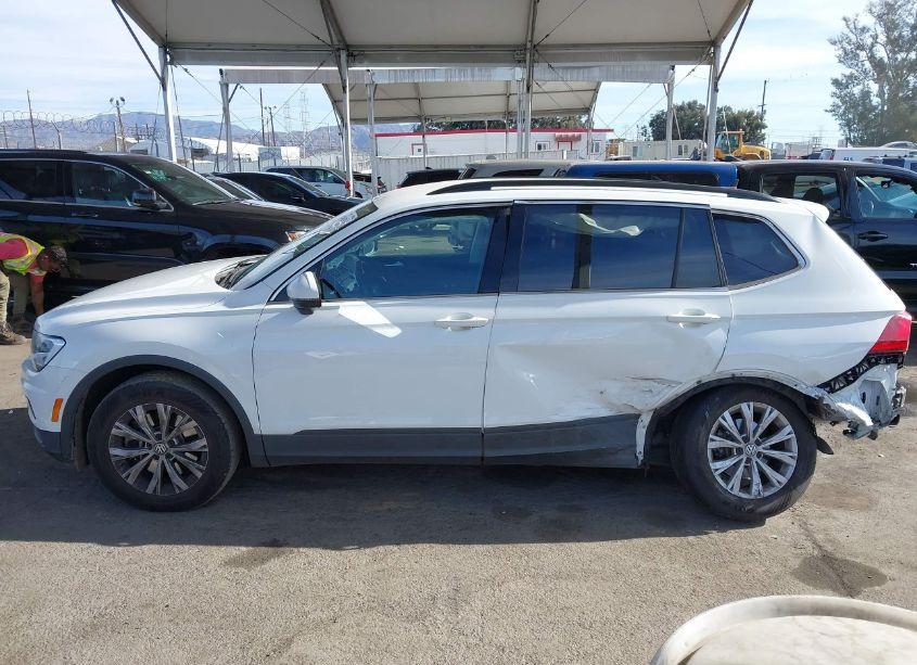 Photo 15 of 2019 Volkswagen Tiguan 2.0T SE/2.0T SEL/2.0T SEL R-LINE/2.0T SEL R-LINE BLACK (VIN 3VV3B7AX3KM190552)