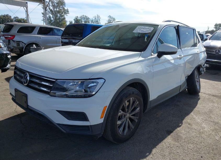 Photo 2 of 2019 Volkswagen Tiguan 2.0T SE/2.0T SEL/2.0T SEL R-LINE/2.0T SEL R-LINE BLACK (VIN 3VV3B7AX3KM190552)