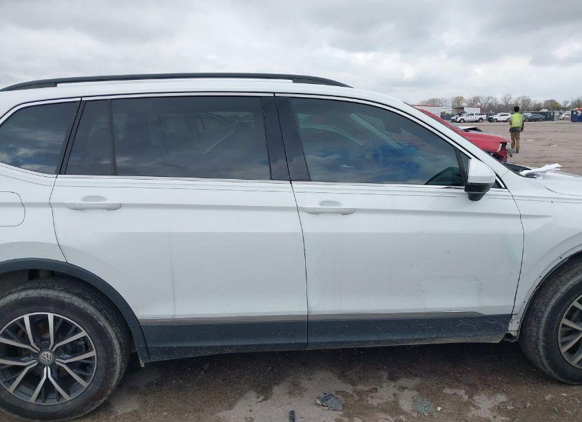 Photo 13 of 2020 Volkswagen Tiguan 2.0T SE/2.0T SE R-LINE BLACK/2.0T SEL (VIN 3VV3B7AX3LM015977)