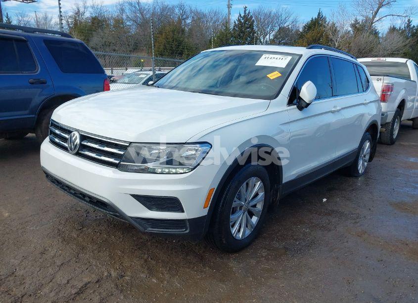Photo 2 of 2018 Volkswagen Tiguan 2.0T SE/2.0T SEL (VIN 3VV3B7AX4JM120816)