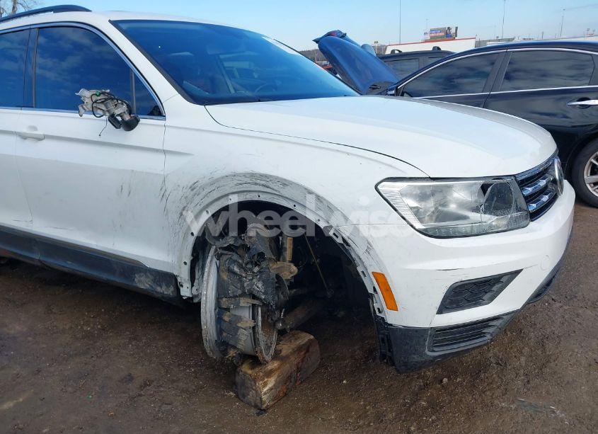 Photo 6 of 2018 Volkswagen Tiguan 2.0T SE/2.0T SEL (VIN 3VV3B7AX4JM120816)