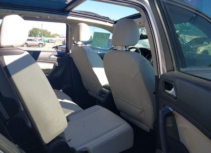 Photo 8 of 2018 Volkswagen Tiguan 2.0T SE/2.0T SEL (VIN 3VV3B7AX4JM171295)