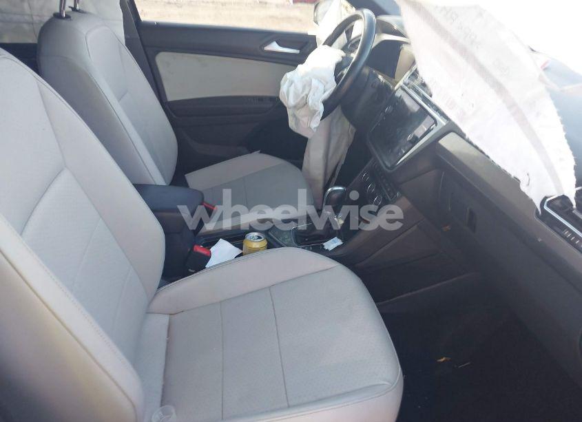 Photo 5 of 2019 Volkswagen Tiguan 2.0T SE/2.0T SEL/2.0T SEL R-LINE/2.0T SEL R-LINE BLACK (VIN 3VV3B7AX4KM052633)