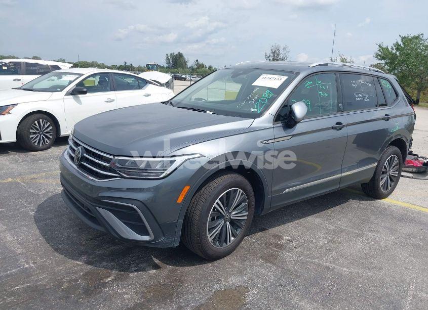 Photo 2 of 2024 Volkswagen Tiguan (VIN 3VV3B7AX4RM203903)