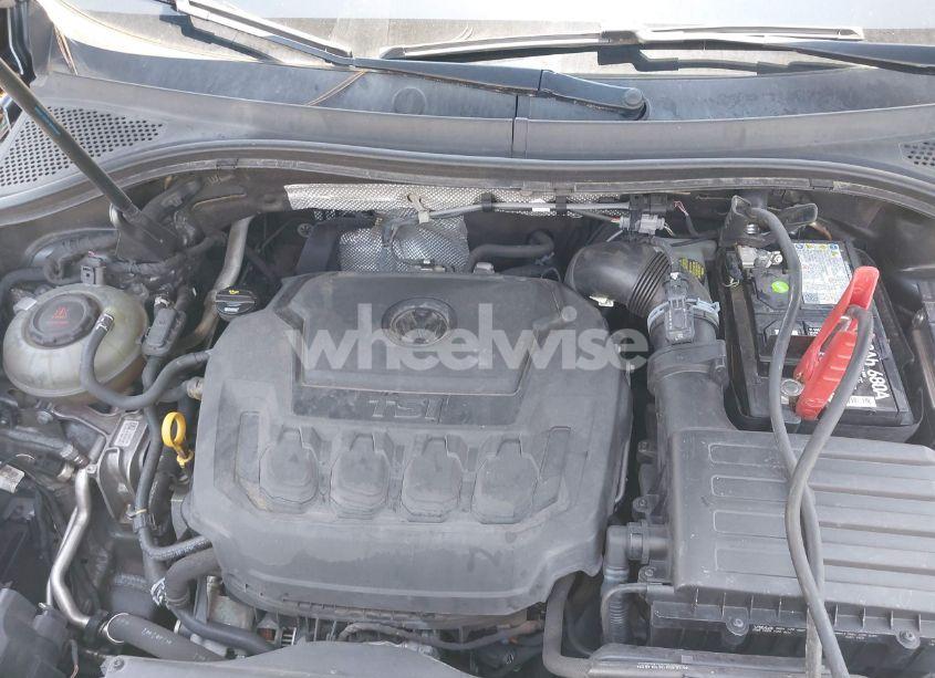 Photo 10 of 2019 Volkswagen Tiguan 2.0T SE/2.0T SEL/2.0T SEL R-LINE/2.0T SEL R-LINE BLACK (VIN 3VV3B7AX5KM049529)