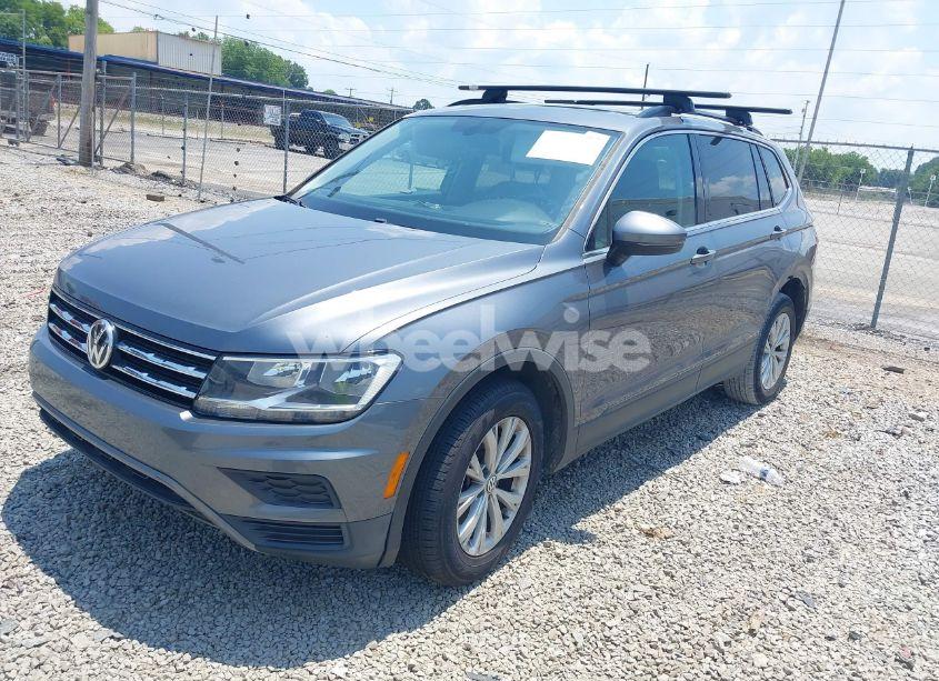 Photo 2 of 2019 Volkswagen Tiguan 2.0T SE/2.0T SEL/2.0T SEL R-LINE/2.0T SEL R-LINE BLACK (VIN 3VV3B7AX5KM049529)