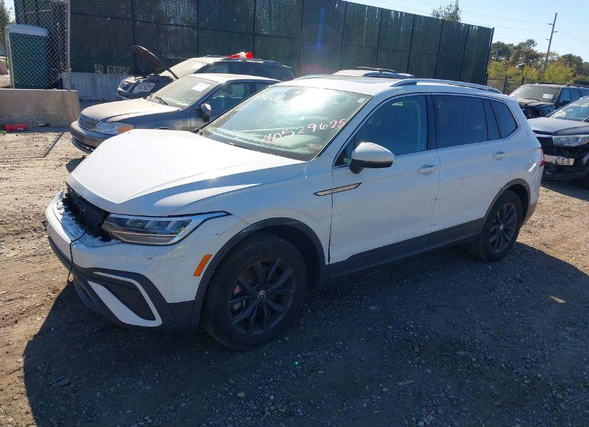 Photo 2 of 2022 Volkswagen Tiguan 2.0T SE (VIN 3VV3B7AX5NM012503)