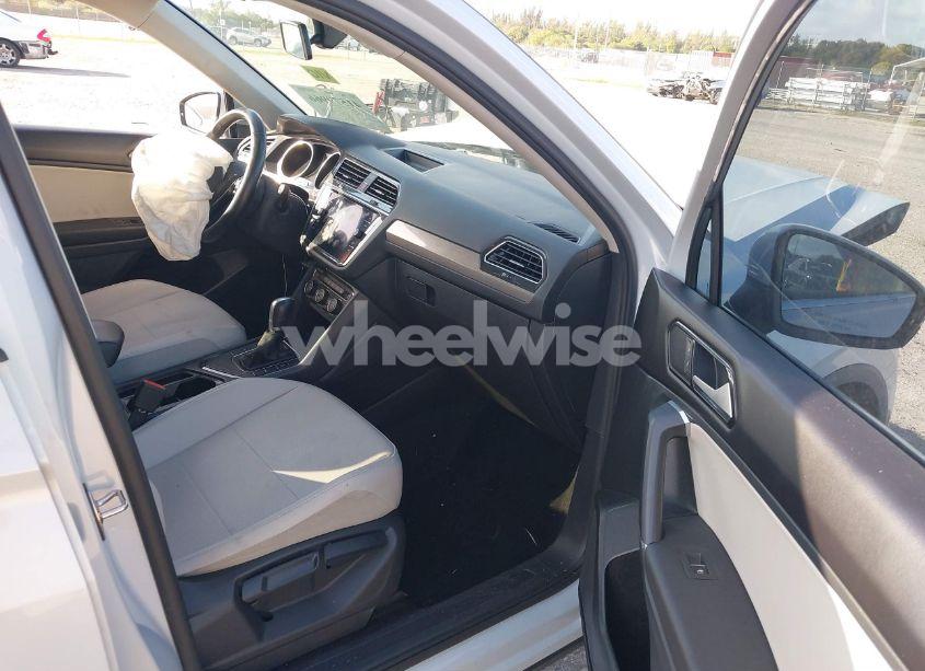 Photo 5 of 2018 Volkswagen Tiguan 2.0T SE/2.0T SEL (VIN 3VV3B7AX6JM151954)