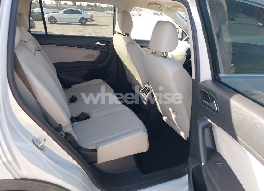 Photo 8 of 2018 Volkswagen Tiguan 2.0T SE/2.0T SEL (VIN 3VV3B7AX6JM151954)