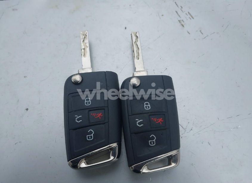 Photo 11 of 2018 Volkswagen Tiguan (VIN 3VV3B7AX6JM213577)