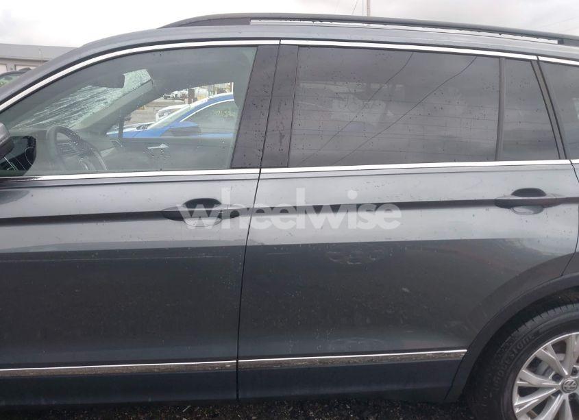 Photo 14 of 2018 Volkswagen Tiguan (VIN 3VV3B7AX6JM213577)