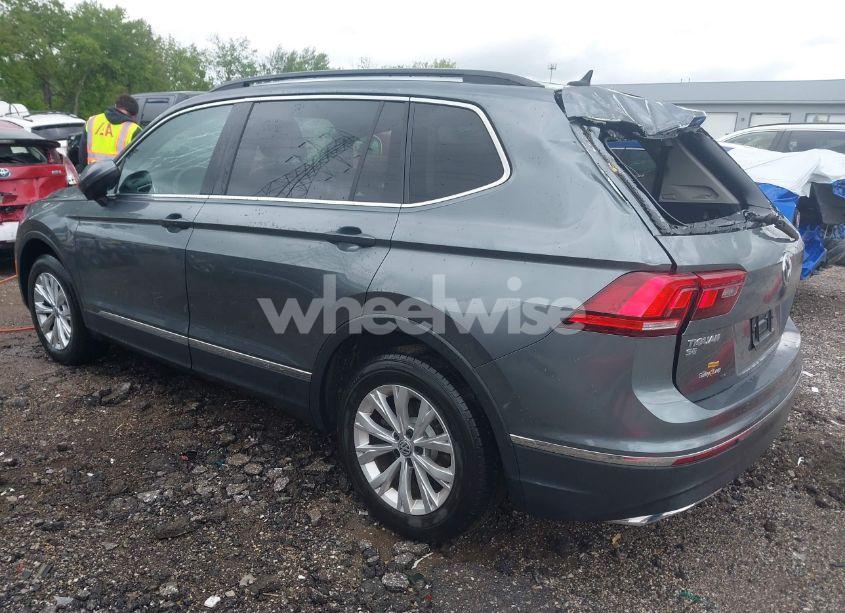 Photo 3 of 2018 Volkswagen Tiguan (VIN 3VV3B7AX6JM213577)