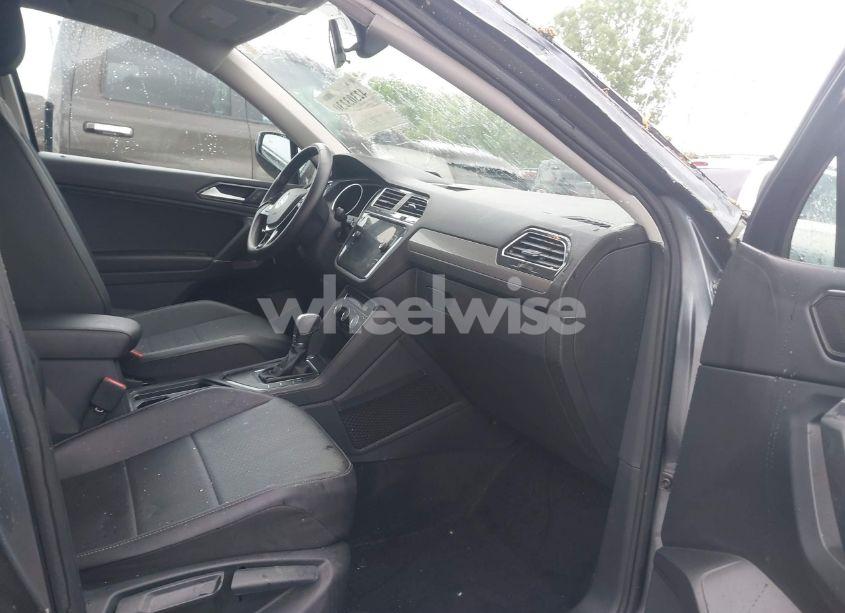 Photo 5 of 2018 Volkswagen Tiguan (VIN 3VV3B7AX6JM213577)