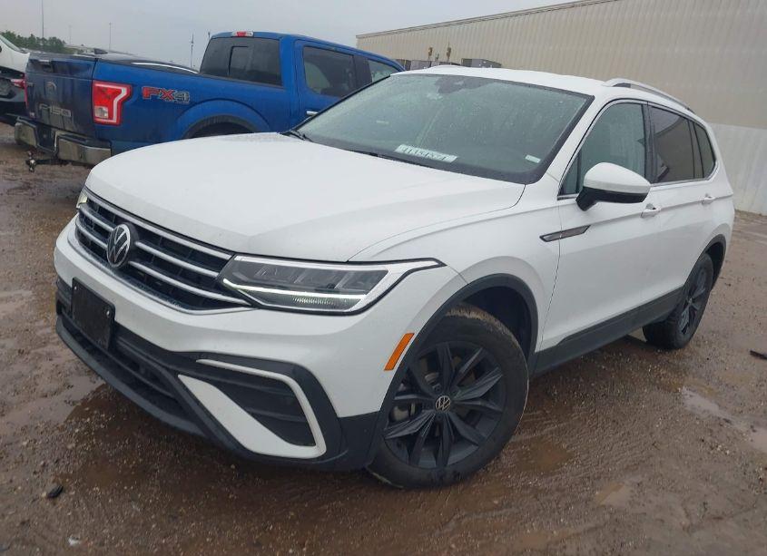 Photo 2 of 2024 Volkswagen Tiguan 2.0T SE/WOLFSBURG EDITION (VIN 3VV3B7AX6RM045575)