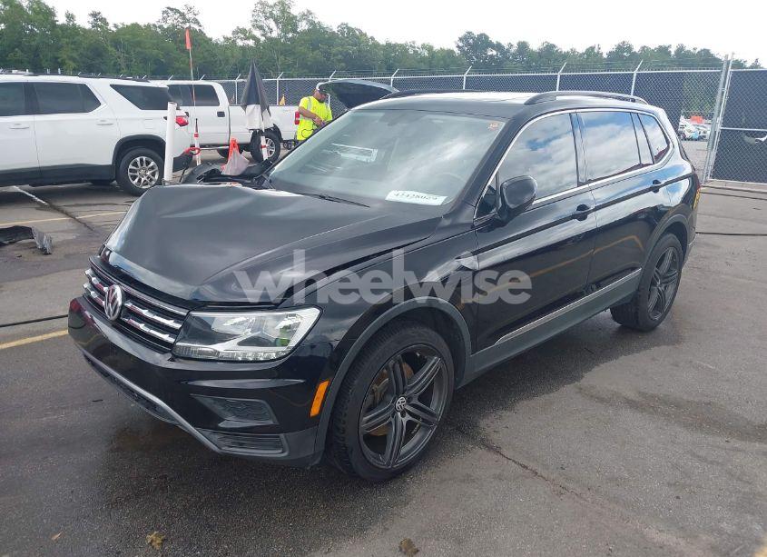 Photo 2 of 2018 Volkswagen Tiguan 2.0T SE/2.0T SEL (VIN 3VV3B7AX7JM076018)