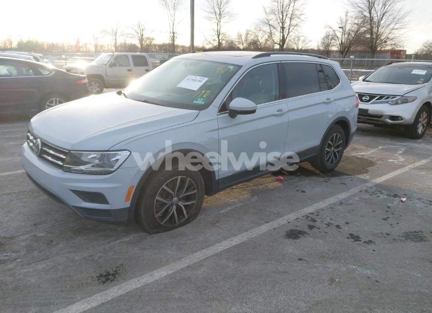 Photo 2 of 2018 Volkswagen Tiguan 2.0T SE/2.0T SEL (VIN 3VV3B7AX7JM195624)