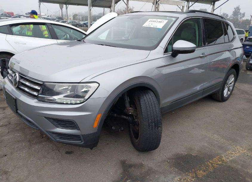 Photo 2 of 2019 Volkswagen Tiguan 2.0T SE/2.0T SEL/2.0T SEL R-LINE/2.0T SEL R-LINE BLACK (VIN 3VV3B7AX7KM139782)