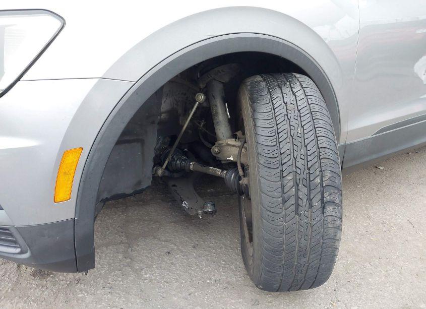 Photo 6 of 2019 Volkswagen Tiguan 2.0T SE/2.0T SEL/2.0T SEL R-LINE/2.0T SEL R-LINE BLACK (VIN 3VV3B7AX7KM139782)