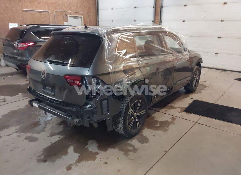 Photo 4 of 2018 Volkswagen Tiguan 2.0T SE/2.0T SEL (VIN 3VV3B7AX8JM016300)