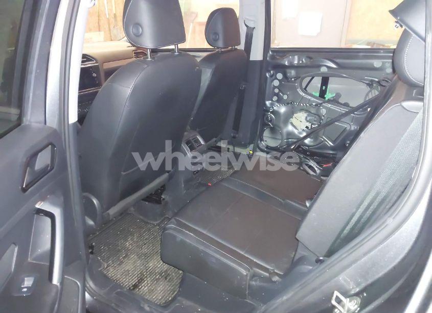 Photo 8 of 2018 Volkswagen Tiguan 2.0T SE/2.0T SEL (VIN 3VV3B7AX8JM016300)