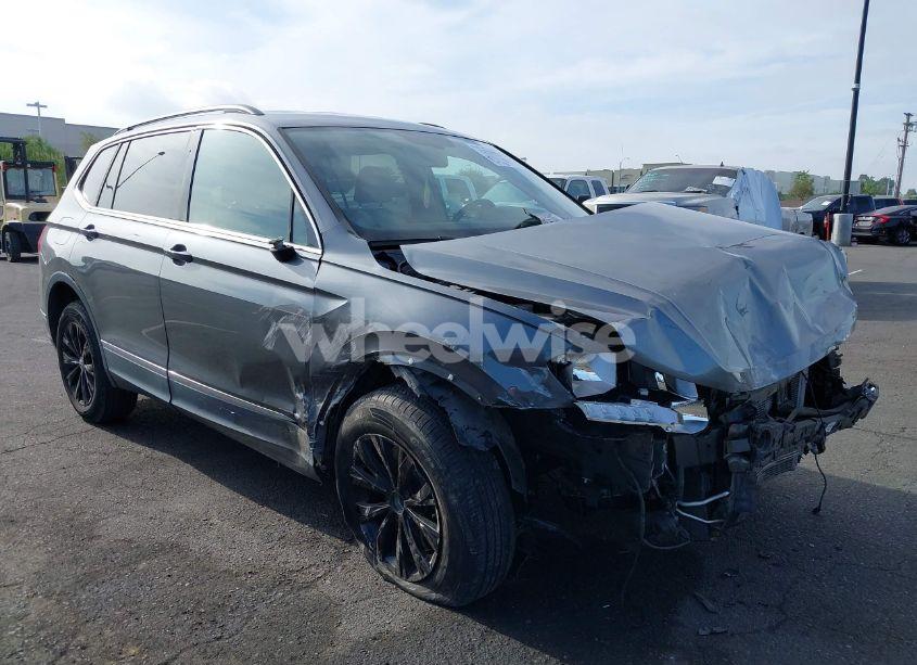 2018 Volkswagen Tiguan 2.0T SE/2.0T SEL (VIN 3VV3B7AX8JM049913) main photo