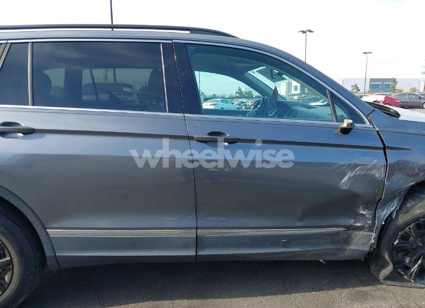 Photo 14 of 2018 Volkswagen Tiguan 2.0T SE/2.0T SEL (VIN 3VV3B7AX8JM049913)