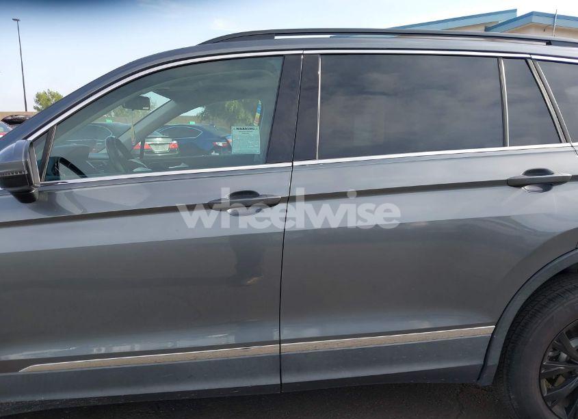 Photo 15 of 2018 Volkswagen Tiguan 2.0T SE/2.0T SEL (VIN 3VV3B7AX8JM049913)