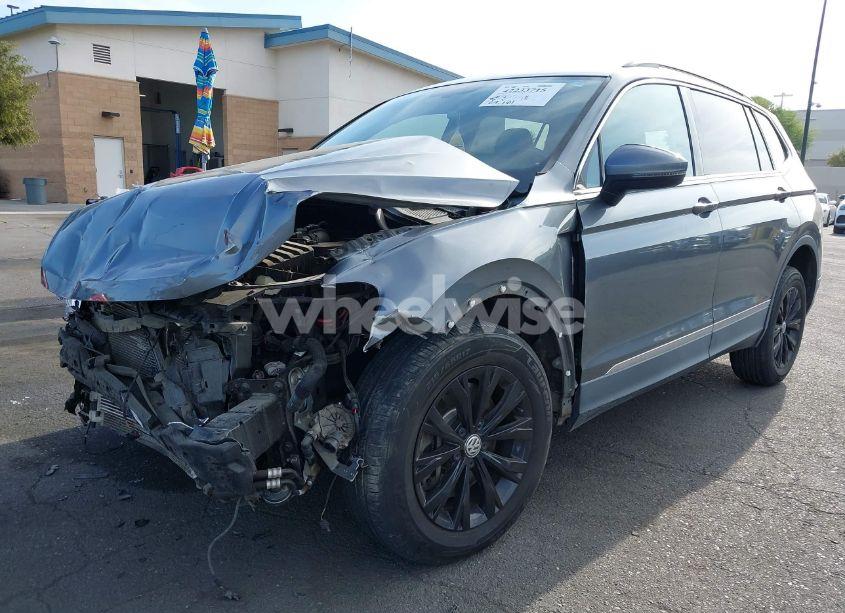 Photo 2 of 2018 Volkswagen Tiguan 2.0T SE/2.0T SEL (VIN 3VV3B7AX8JM049913)