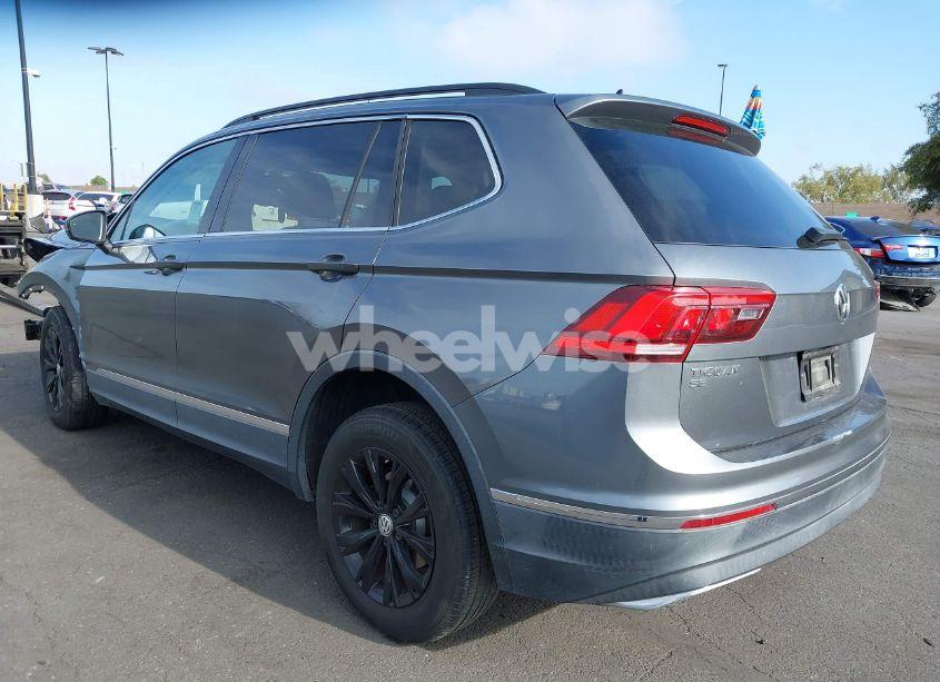 Photo 3 of 2018 Volkswagen Tiguan 2.0T SE/2.0T SEL (VIN 3VV3B7AX8JM049913)
