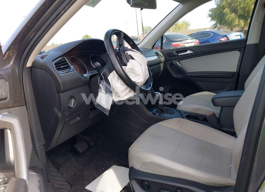 Photo 5 of 2018 Volkswagen Tiguan 2.0T SE/2.0T SEL (VIN 3VV3B7AX8JM049913)