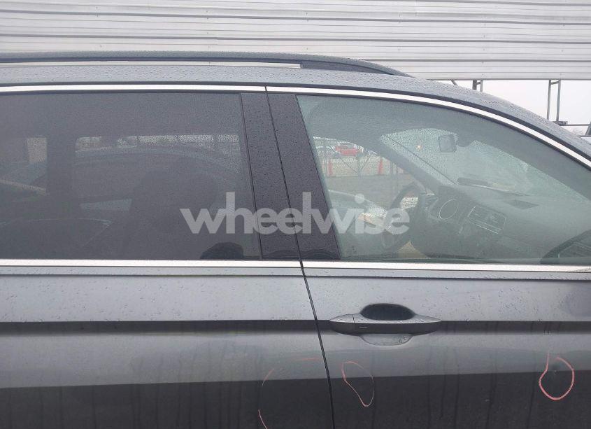 Photo 13 of 2018 Volkswagen Tiguan 2.0T SE/2.0T SEL (VIN 3VV3B7AX8JM136811)