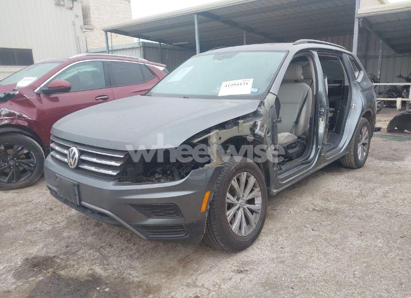 Photo 2 of 2018 Volkswagen Tiguan 2.0T SE/2.0T SEL (VIN 3VV3B7AX8JM136811)