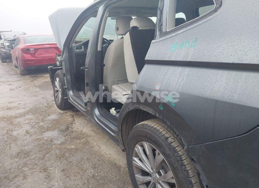 Photo 6 of 2018 Volkswagen Tiguan 2.0T SE/2.0T SEL (VIN 3VV3B7AX8JM136811)