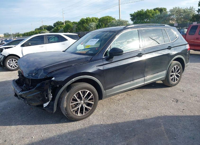 Photo 2 of 2018 Volkswagen Tiguan 2.0T SE/2.0T SEL (VIN 3VV3B7AX8JM199472)