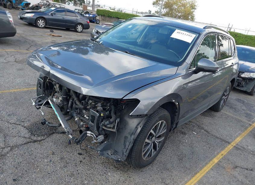 Photo 2 of 2019 Volkswagen Tiguan 2.0T SE/2.0T SEL/2.0T SEL R-LINE/2.0T SEL R-LINE BLACK (VIN 3VV3B7AX8KM007369)