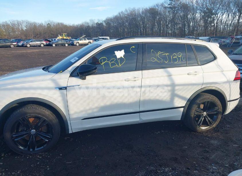 Photo 13 of 2019 Volkswagen Tiguan 2.0T SE/2.0T SEL/2.0T SEL R-LINE/2.0T SEL R-LINE BLACK (VIN 3VV3B7AX8KM123526)