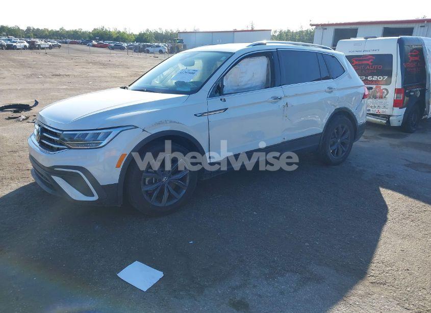Photo 2 of 2023 Volkswagen Tiguan 2.0T SE (VIN 3VV3B7AX8PM113103)
