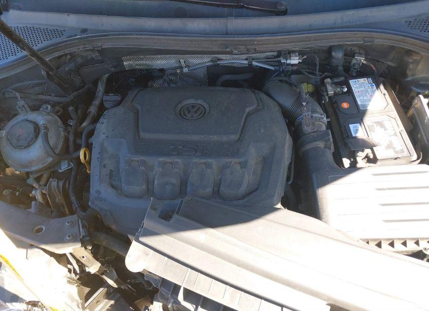 Photo 10 of 2018 Volkswagen Tiguan 2.0T SE/2.0T SEL (VIN 3VV3B7AX9JM218787)