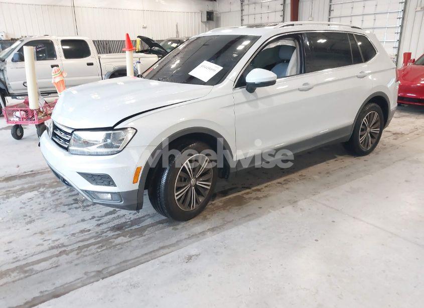 Photo 2 of 2019 Volkswagen Tiguan 2.0T SE/2.0T SEL/2.0T SEL R-LINE/2.0T SEL R-LINE BLACK (VIN 3VV3B7AX9KM030028)