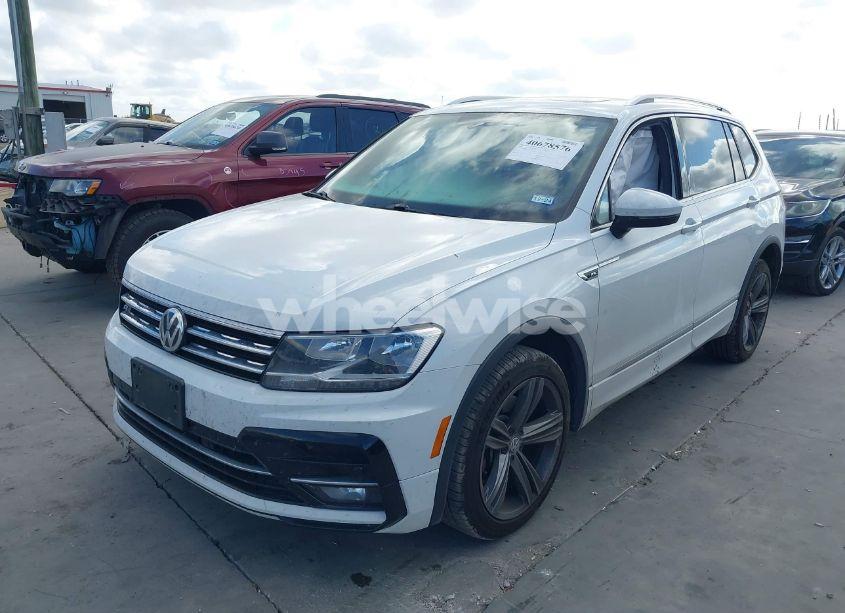 Photo 2 of 2019 Volkswagen Tiguan 2.0T SE/2.0T SEL/2.0T SEL R-LINE/2.0T SEL R-LINE BLACK (VIN 3VV3B7AX9KM039876)
